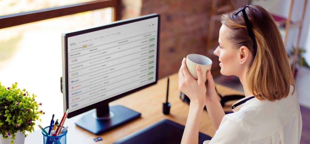 Eine Frau, die die 1-Klick-Opt-in-Funktion des eviivo Hotel Channel Managers nutzt